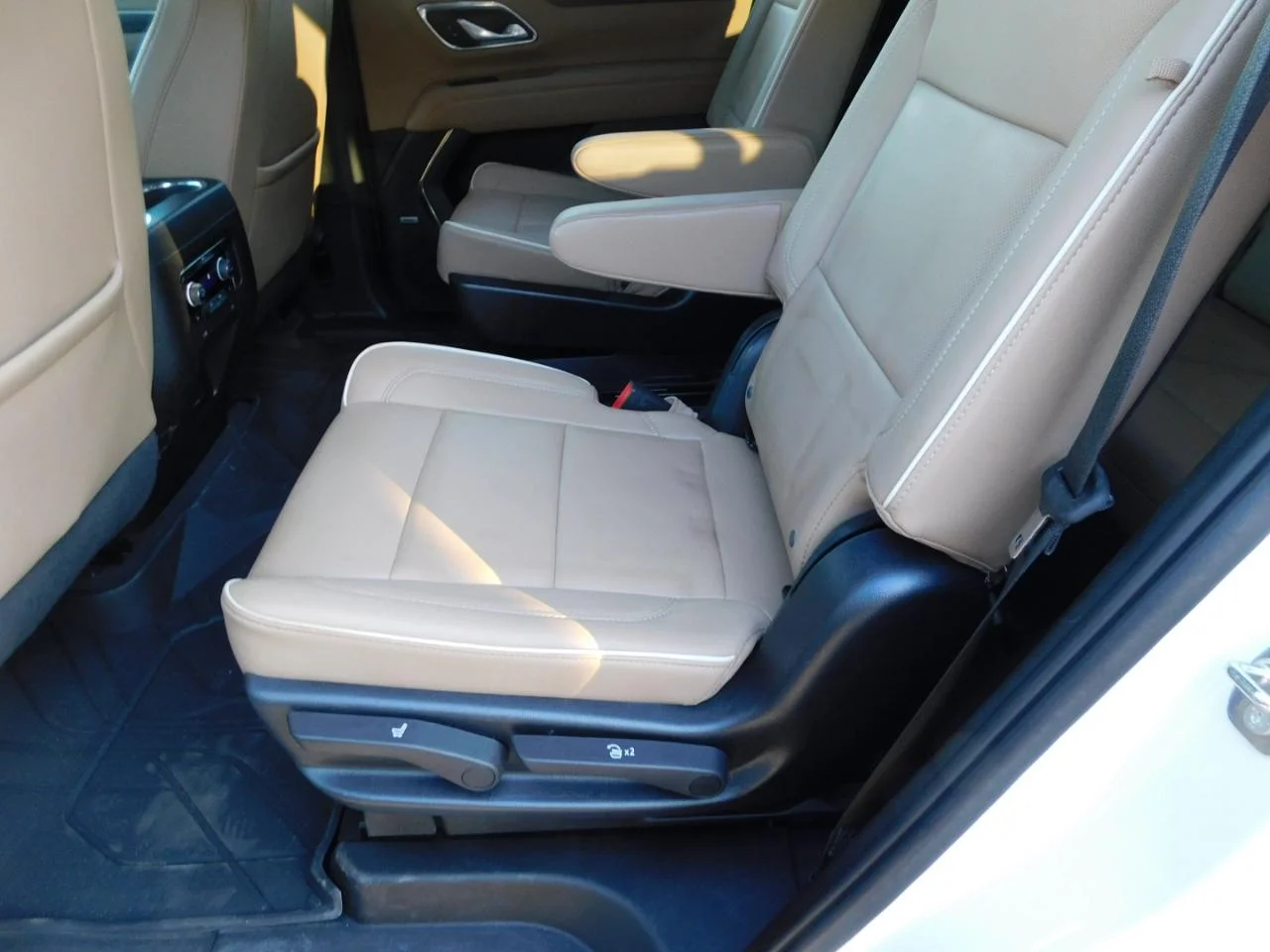 Used 2023 Iridescent Pearl Tricoat Chevrolet 2WD 4DR PREMIER image 28