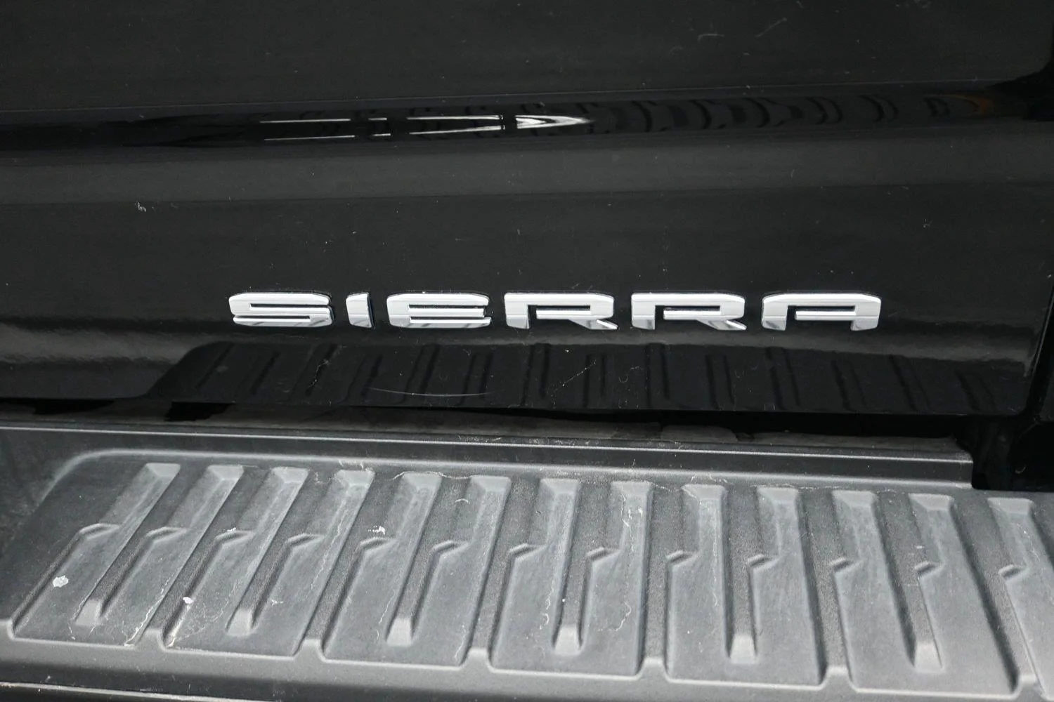 Used 2025 Onyx Black GMC Denali Ultimate image 18