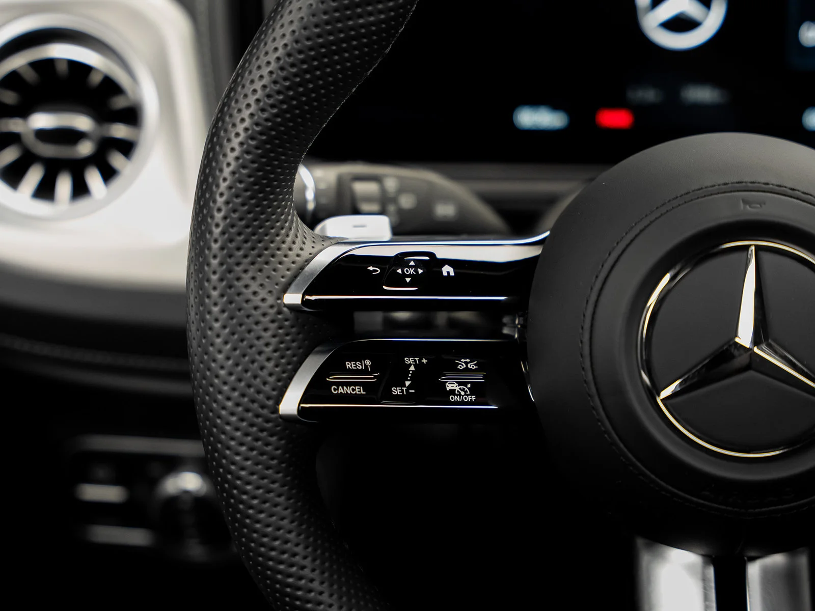 Used 2025  Mercedes-Benz G 580 image 44