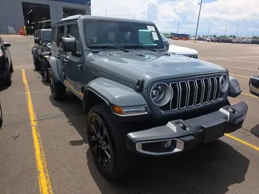 Used 2025 Anvil Clearcoat Jeep Sahara image 3