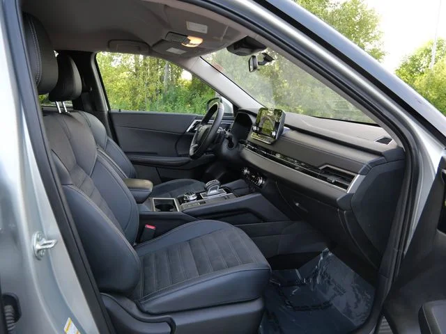 Used 2024 Silver Mitsubishi SE image 8