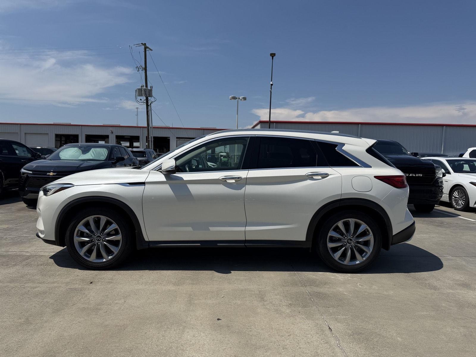 Used 2020 Majestic White INFINITI LUXE image 16