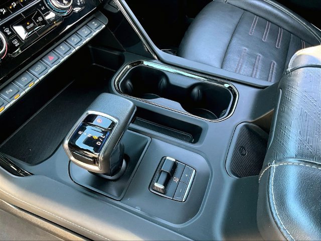 Used 2022 White GMC AT4X image 22