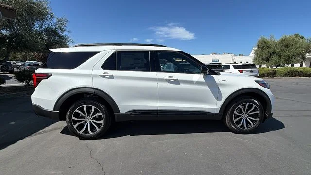 New 2026 Star White Metallic Tri-Coat Ford ST-Line image 36