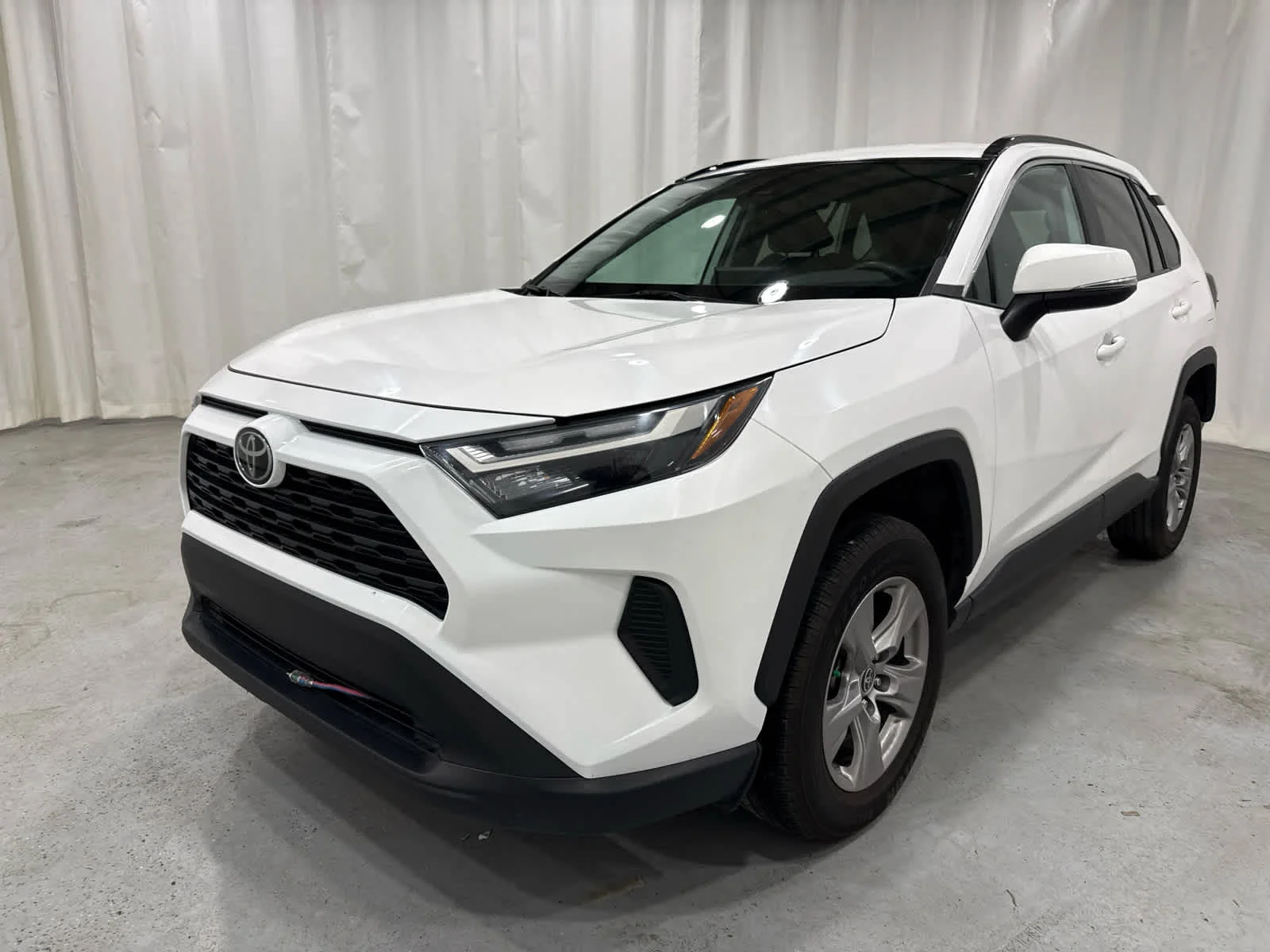 Used 2023 Whi/white Toyota XLE image 1
