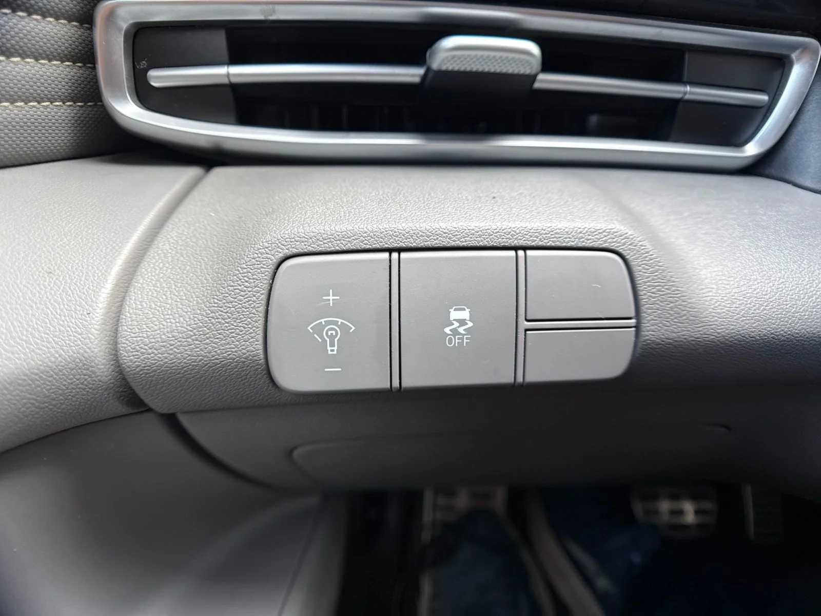 Used 2025 Gray Hyundai SEL Sport image 22