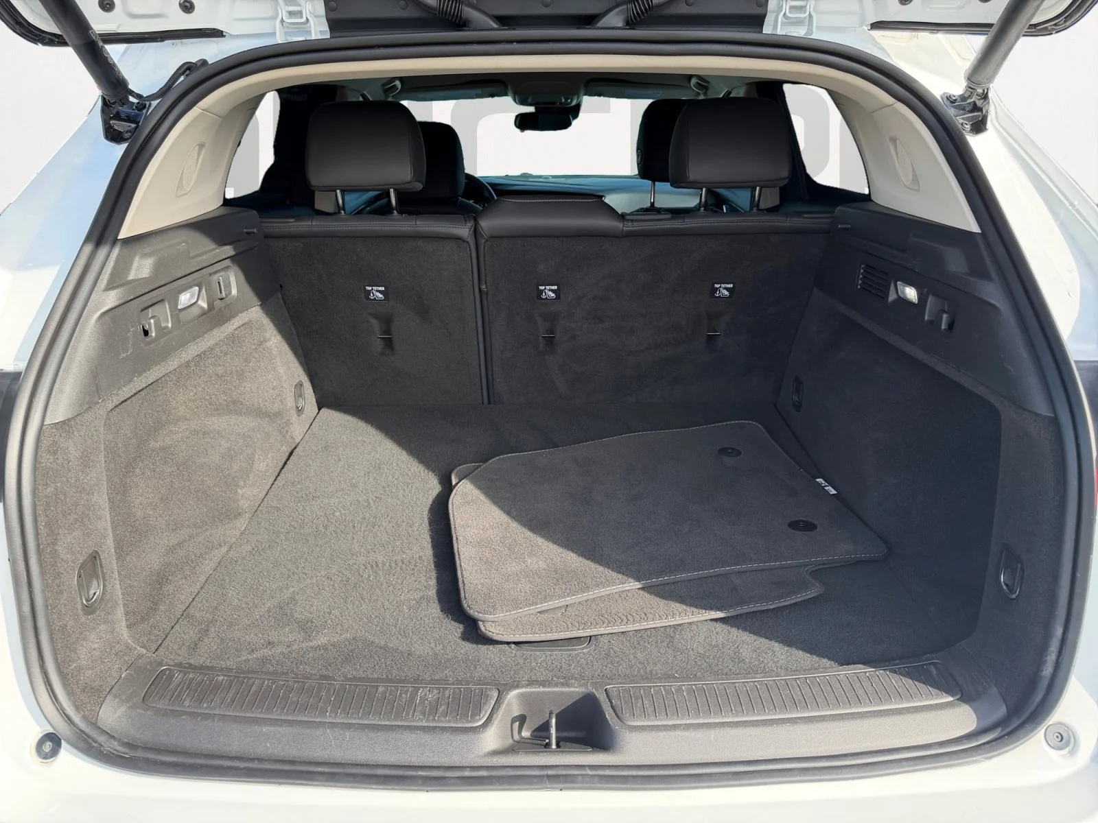 Used 2023 Summit White Buick Essence image 12