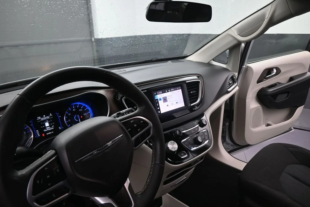 Used 2022 Silver Chrysler LX image 39