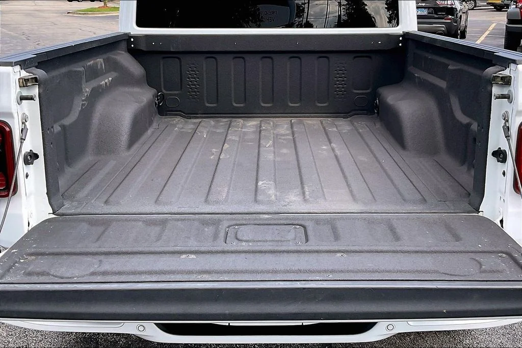 Used 2023 White Jeep High Altitude image 31