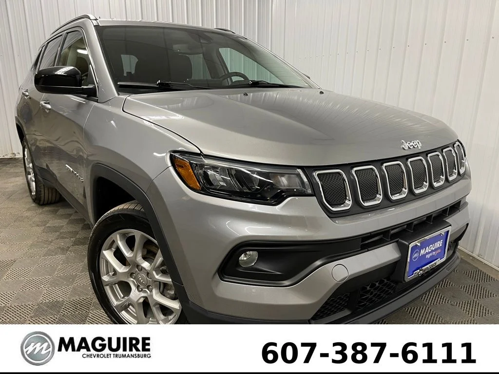 Used 2022 Silver Jeep Latitude Lux image 10