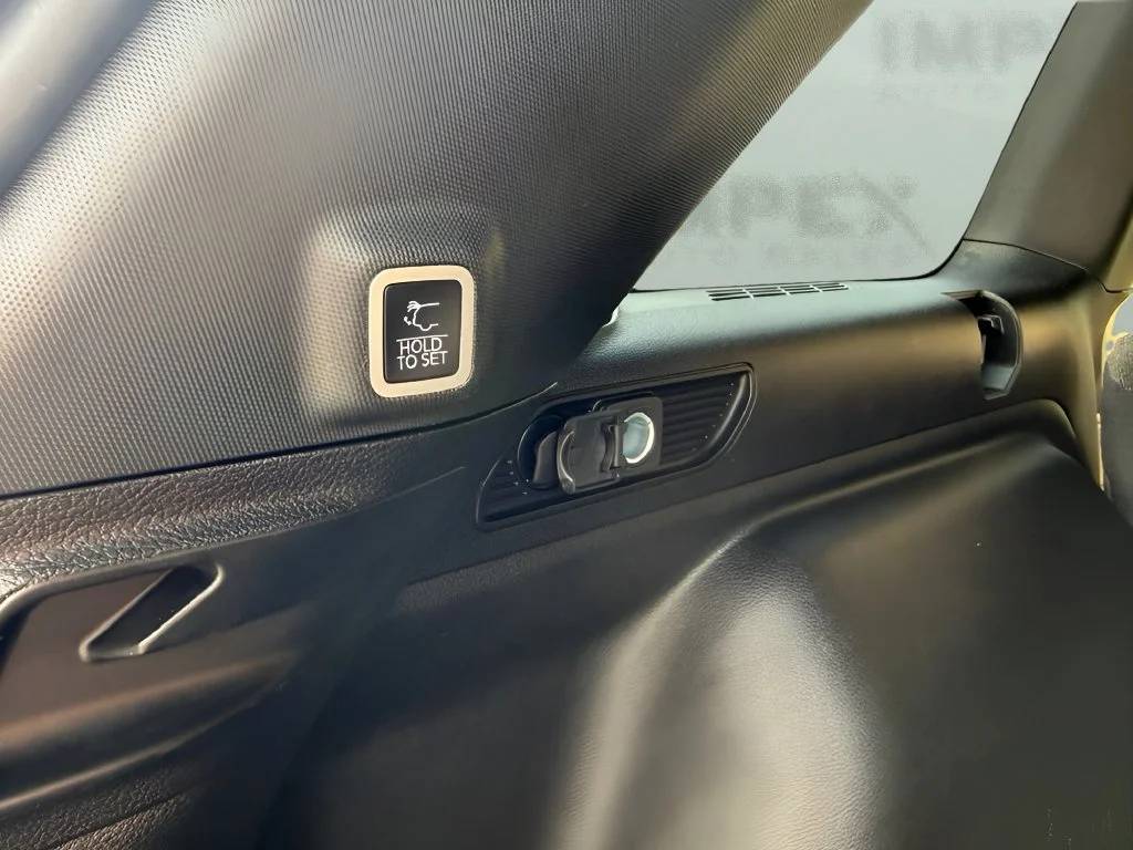 Used 2023  Jeep Limited image 31