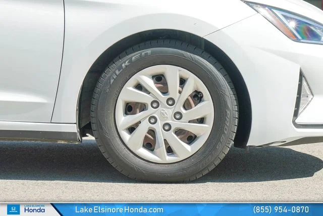 Used 2020 Quartz White Pearl Hyundai SE image 8