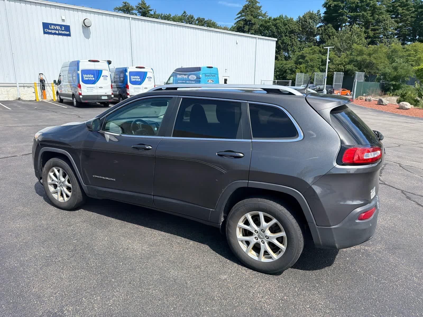 Used 2016 Granite Crystal Metallic Clearcoat Jeep Latitude image 9