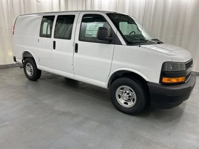 2026 Chevrolet Express 2500 Work Van HD's photo