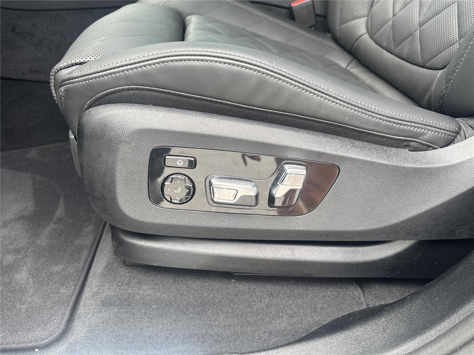 Used 2026 Skyscraper Grey Metallic BMW sDrive40i image 12