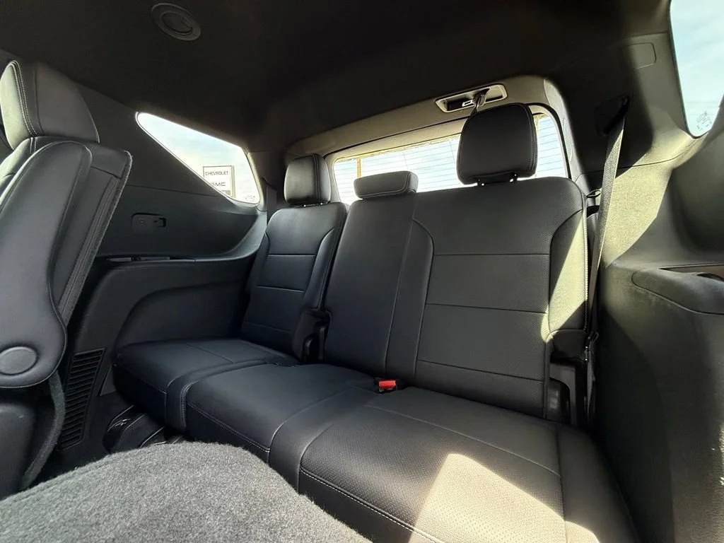 Used 2025 Summit White Chevrolet LT image 37