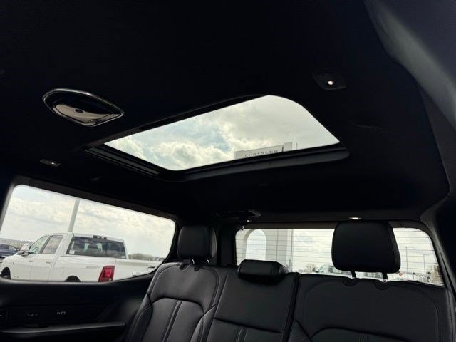 New 2026 Bright White Clear-Coat Exterior Paint Jeep Limited Altitude image 32