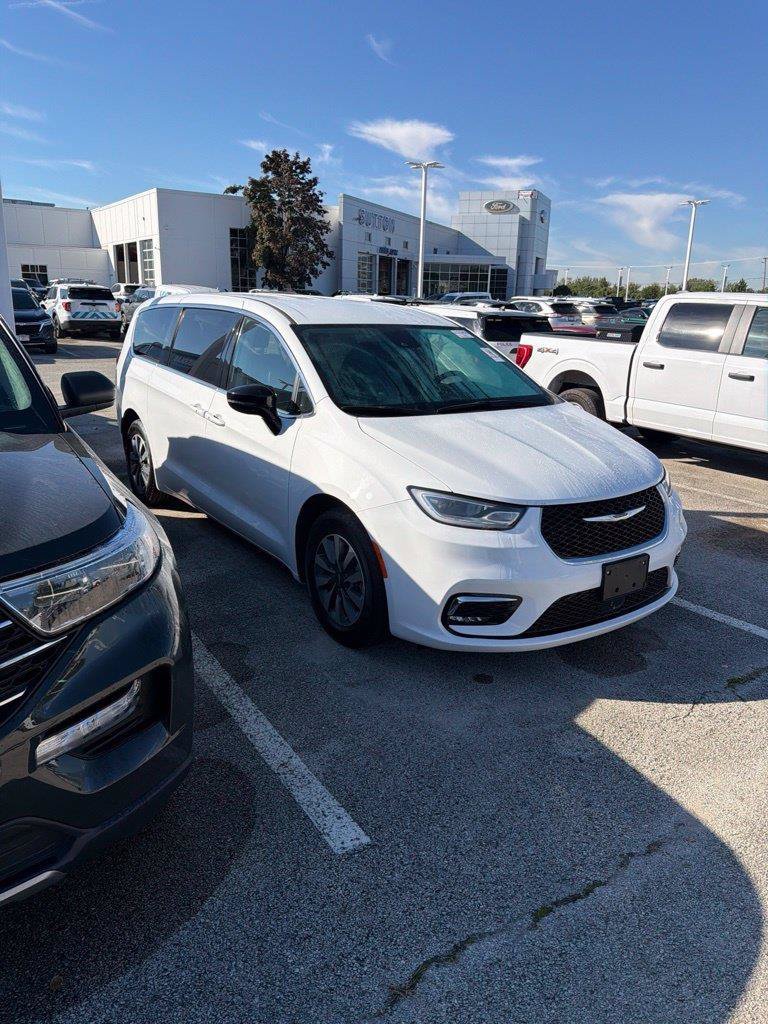 Used 2024 Bright White Clearcoat Chrysler Select image 6