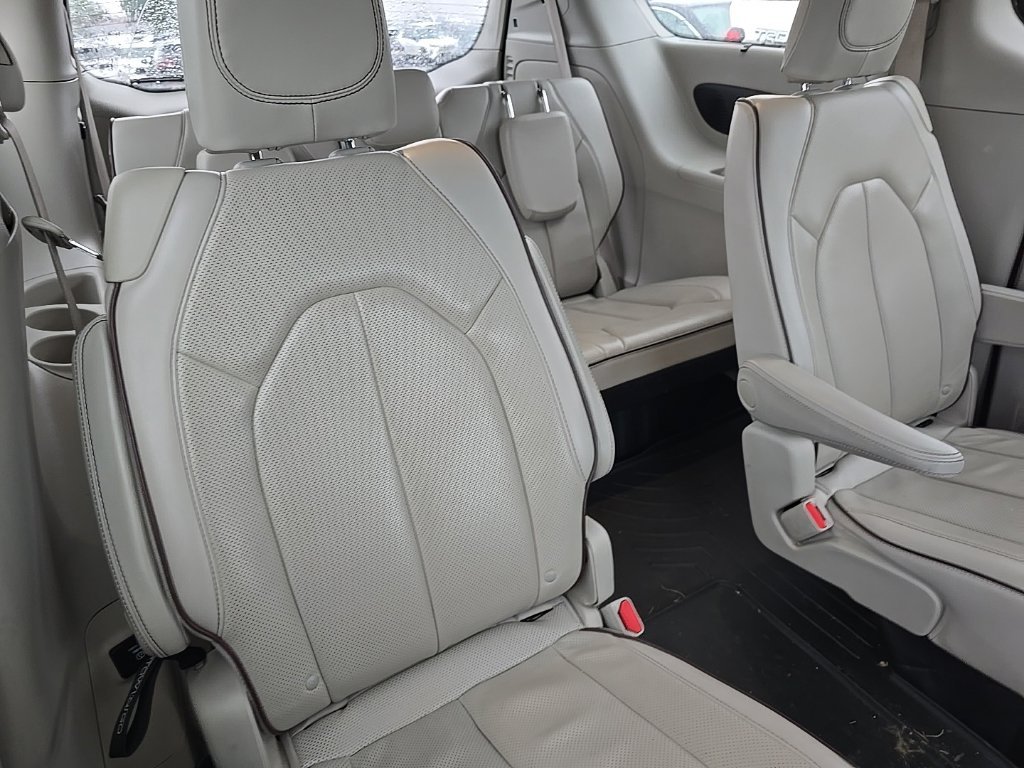 Used 2018 Red Chrysler Limited image 13