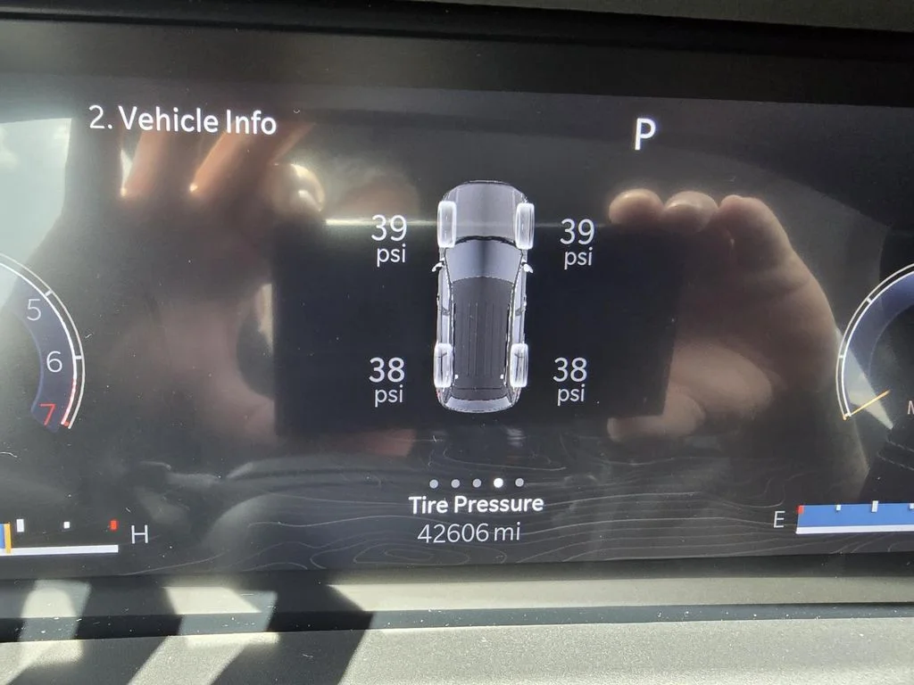 Used 2023 Diamond Black Crystal Pearlcoat Jeep Limited image 13