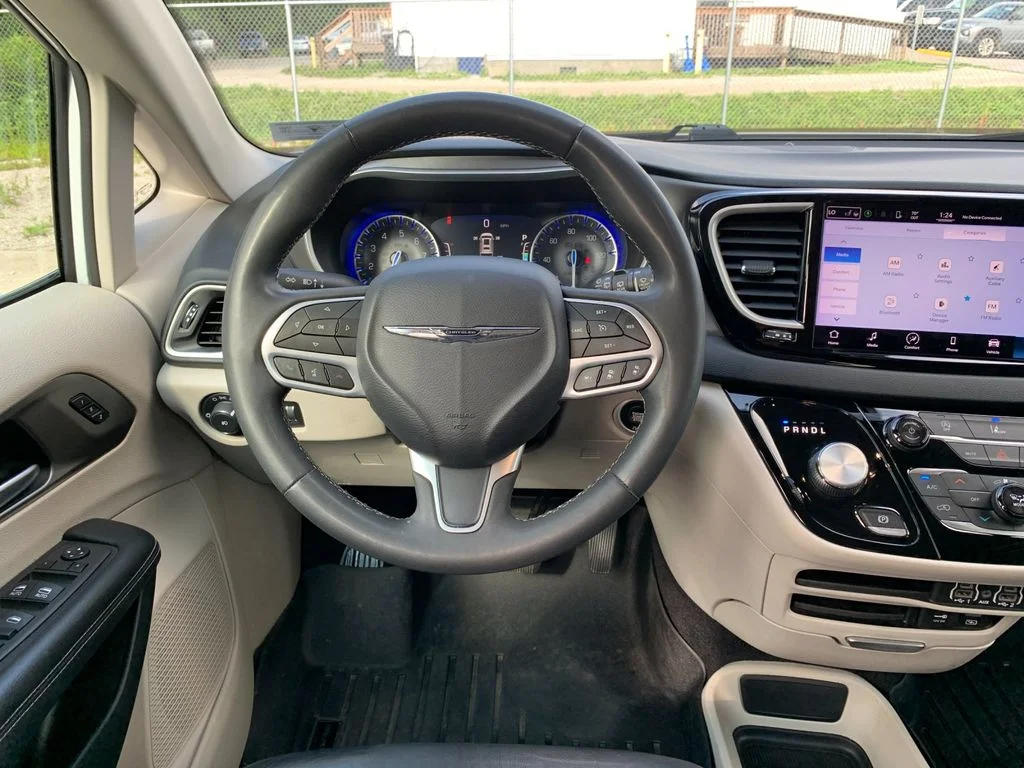 Used 2022 White Chrysler Touring L image 17