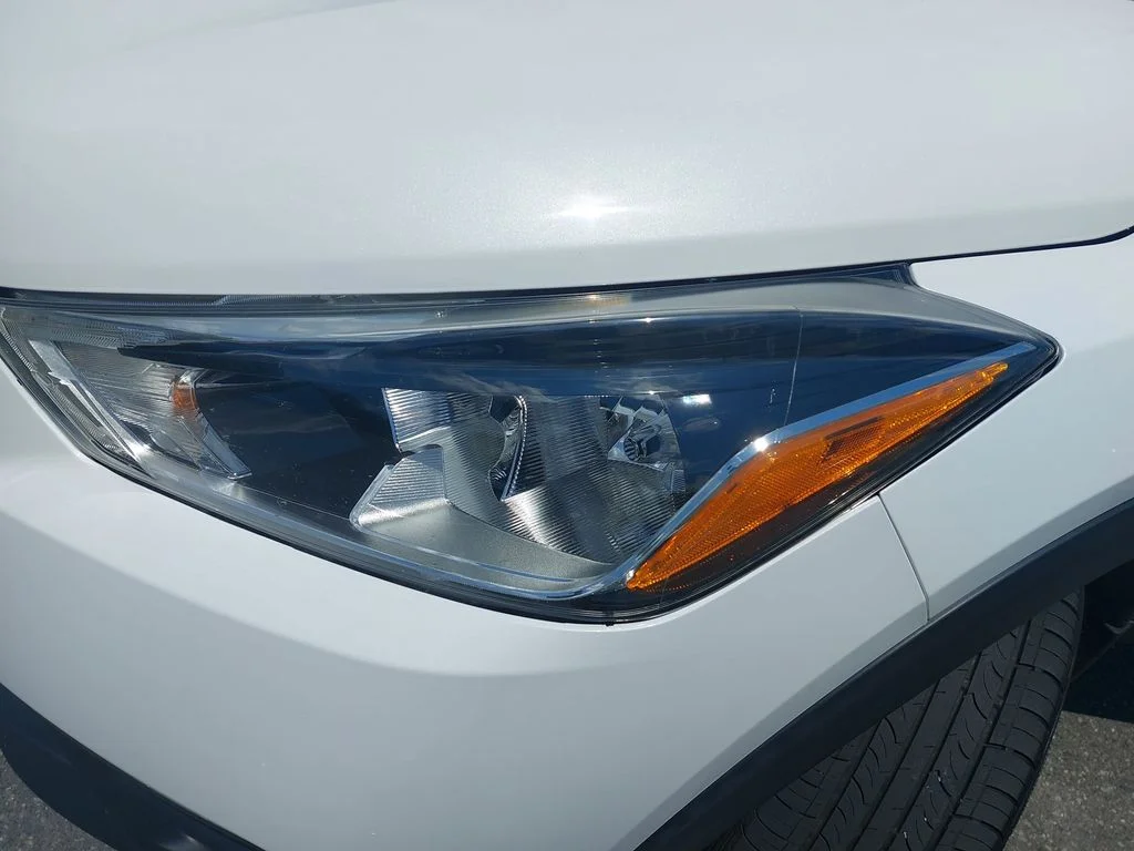 Used 2020 White Nissan SV image 28