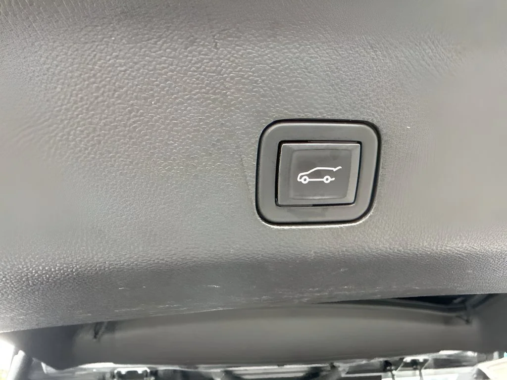 Used 2023 Silver GMC Denali image 30
