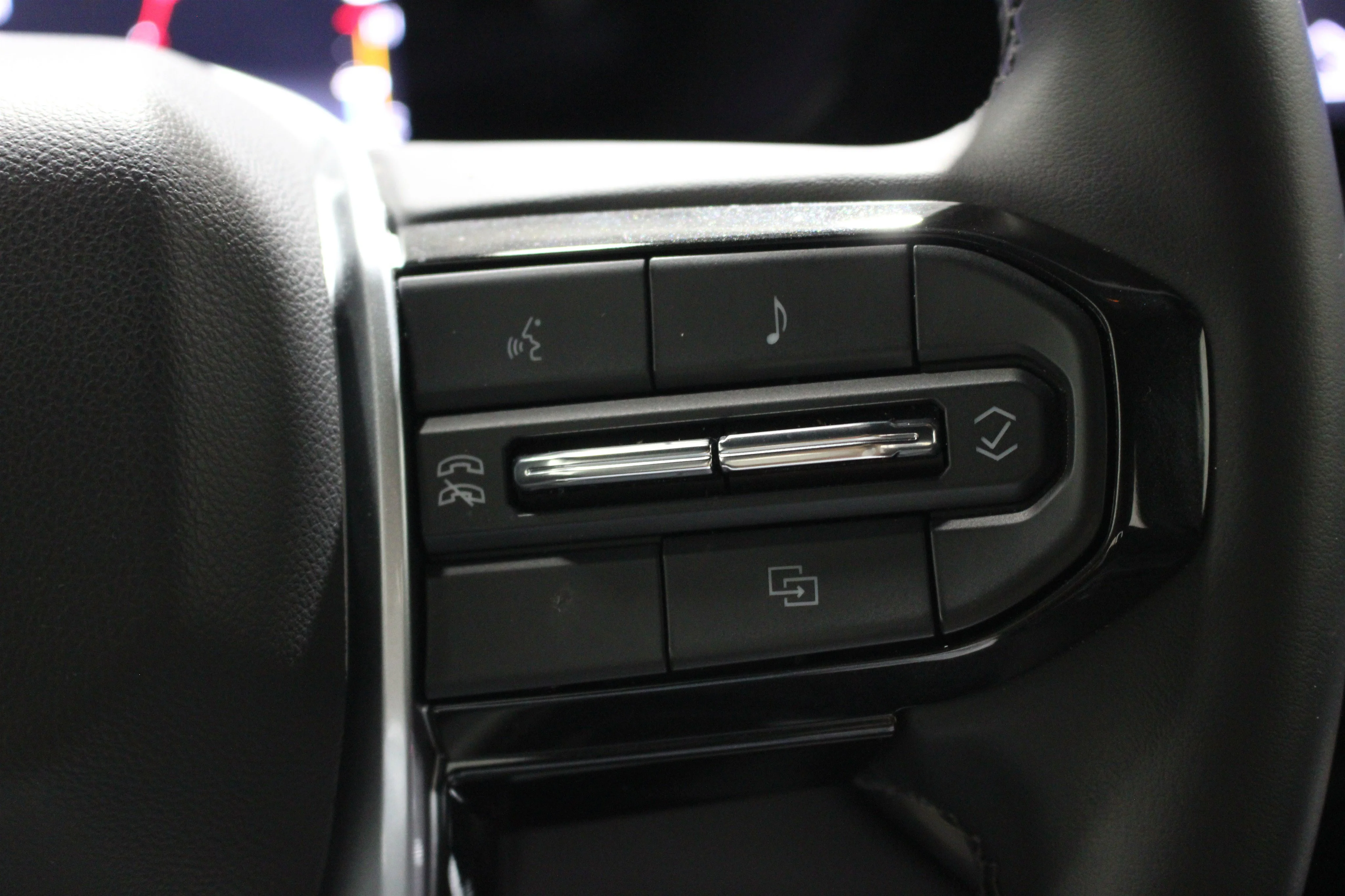 2023 Chevrolet Colorado LT - Photo 12