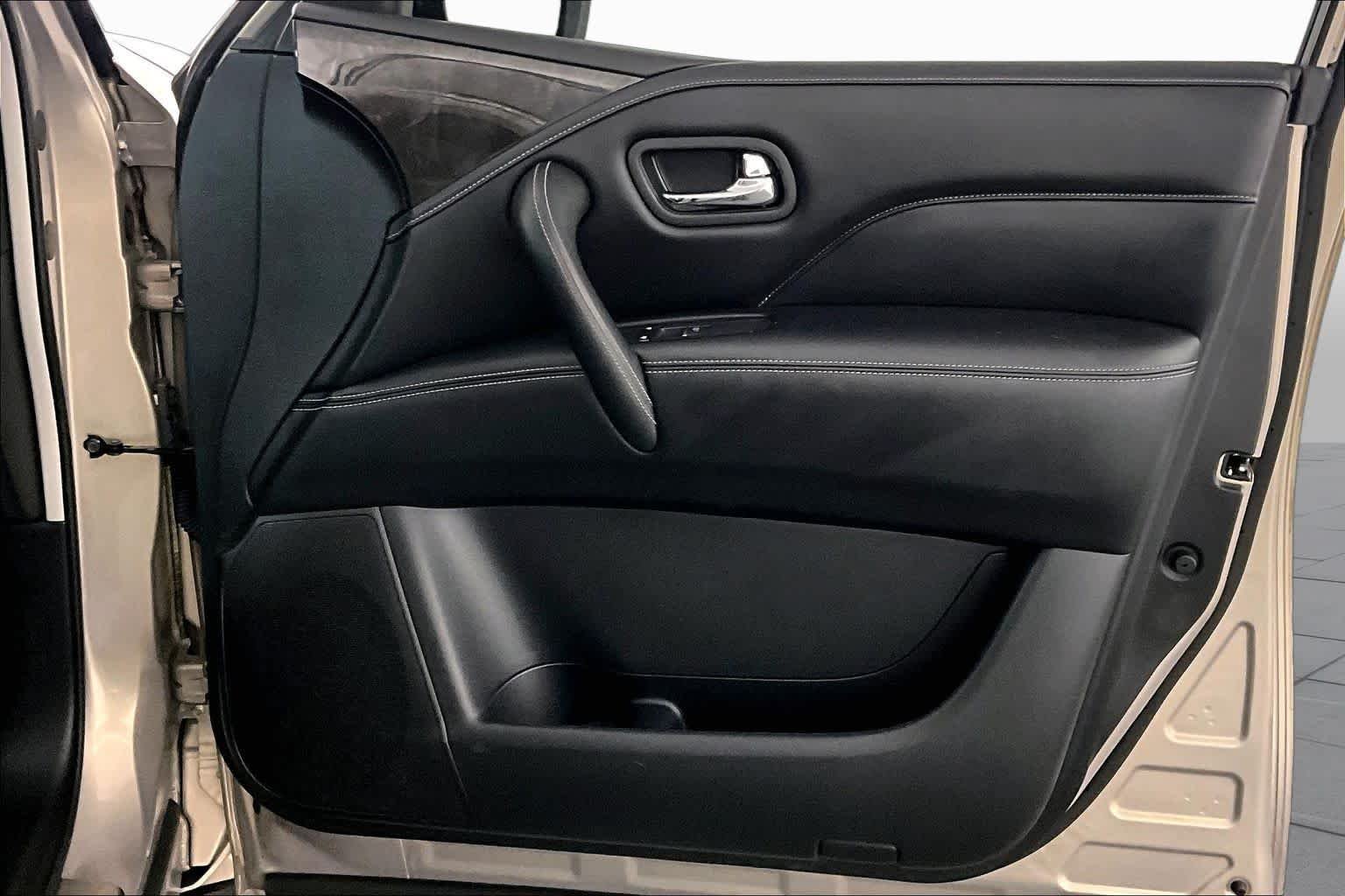 Used 2022 Champagne Quartz INFINITI LUXE image 21