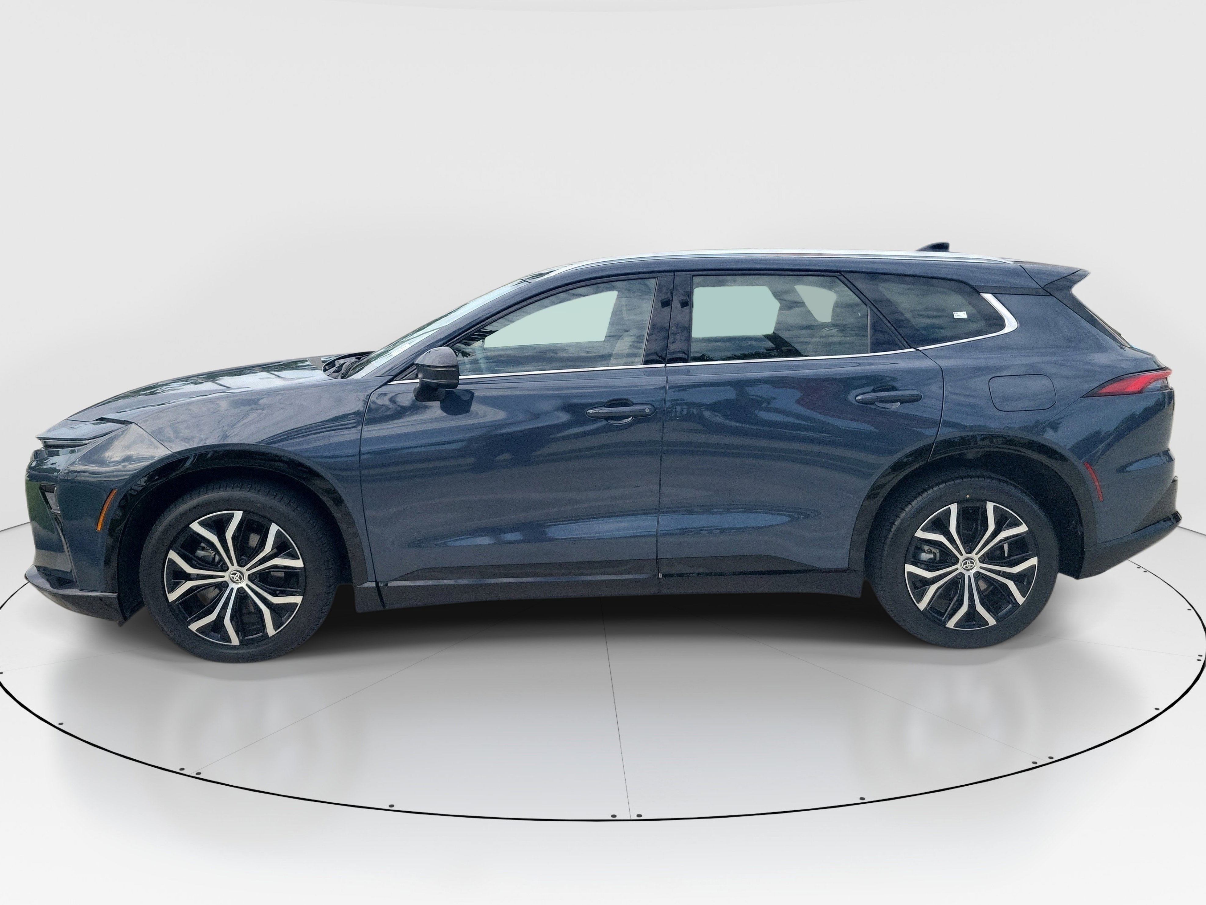 Certified Used 2025 Cloud Toyota XLE image 4