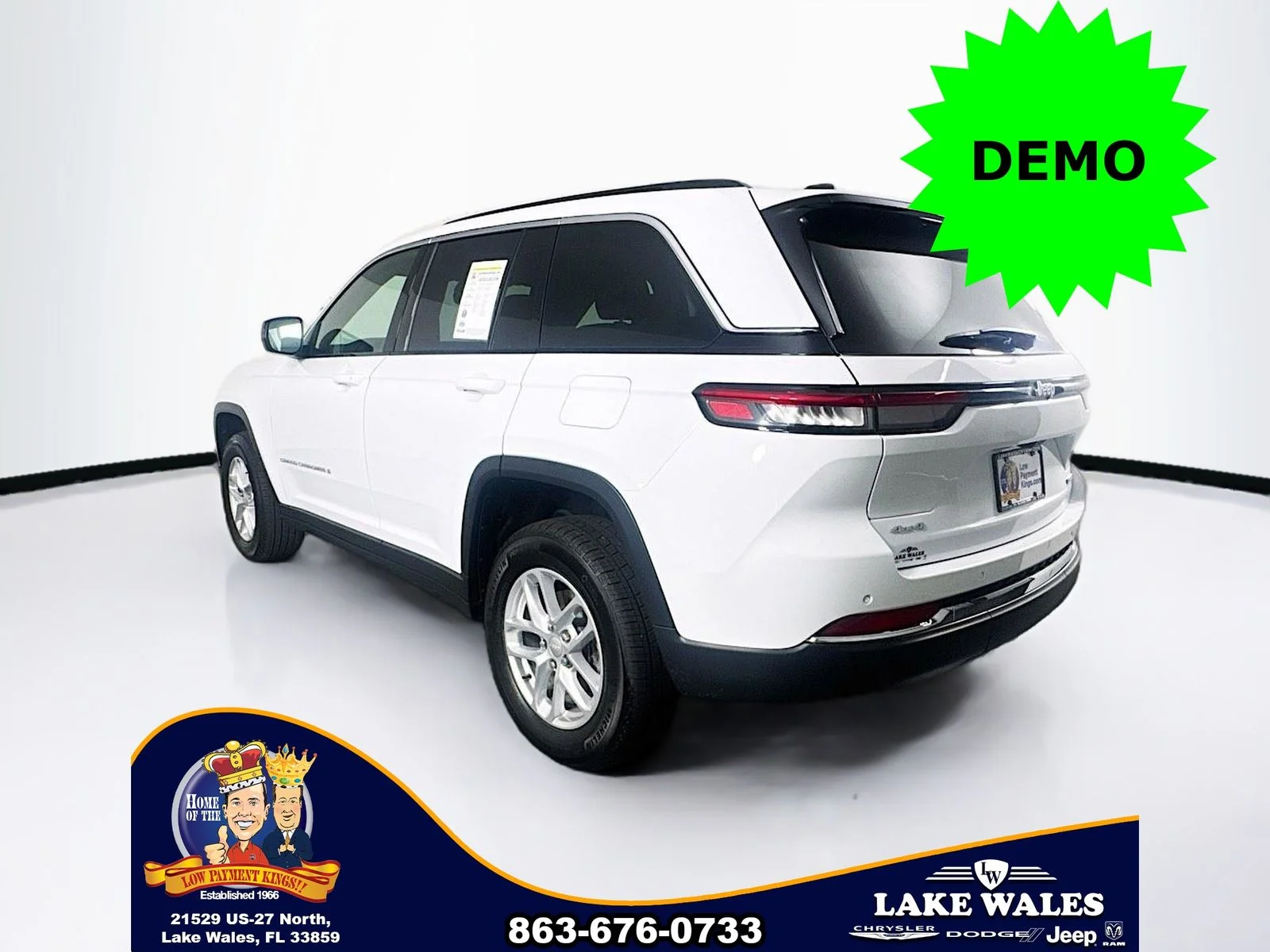 New 2026 Bright White Clear-Coat Exterior Paint Jeep Laredo X image 4