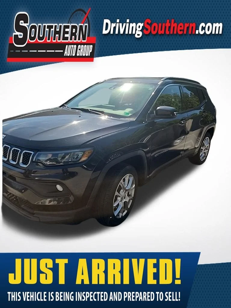 Used 2023 Black Jeep Latitude Lux image 1