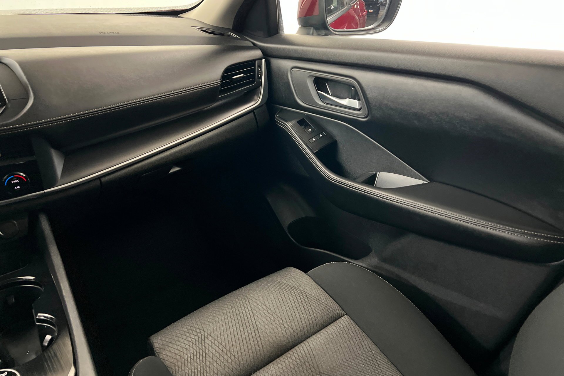 2024 Nissan Rogue SV - Photo 11