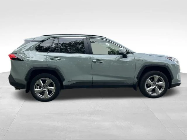 Used 2021  Toyota XLE Premium image 16