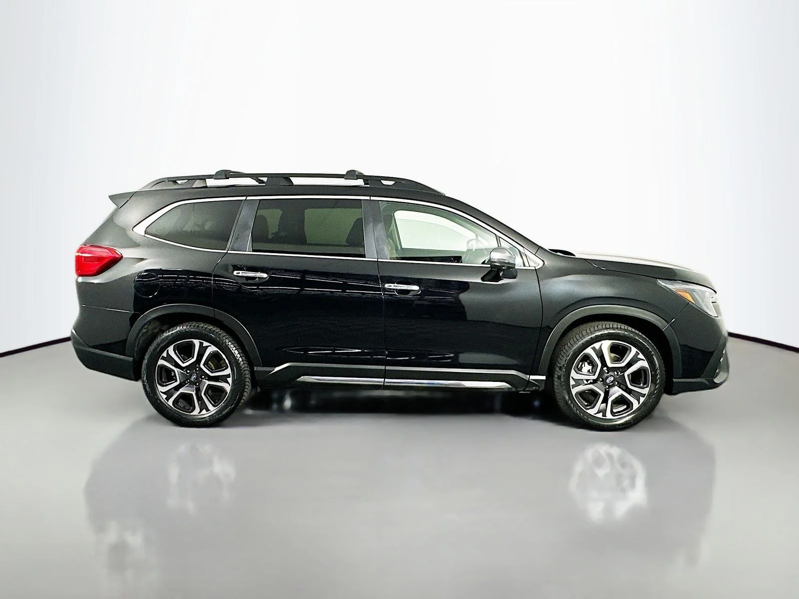Used 2023 Crystal Black Silica Subaru Touring image 9