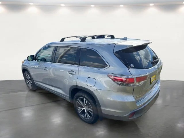 Used 2016 Silver Toyota XLE V6 image 18
