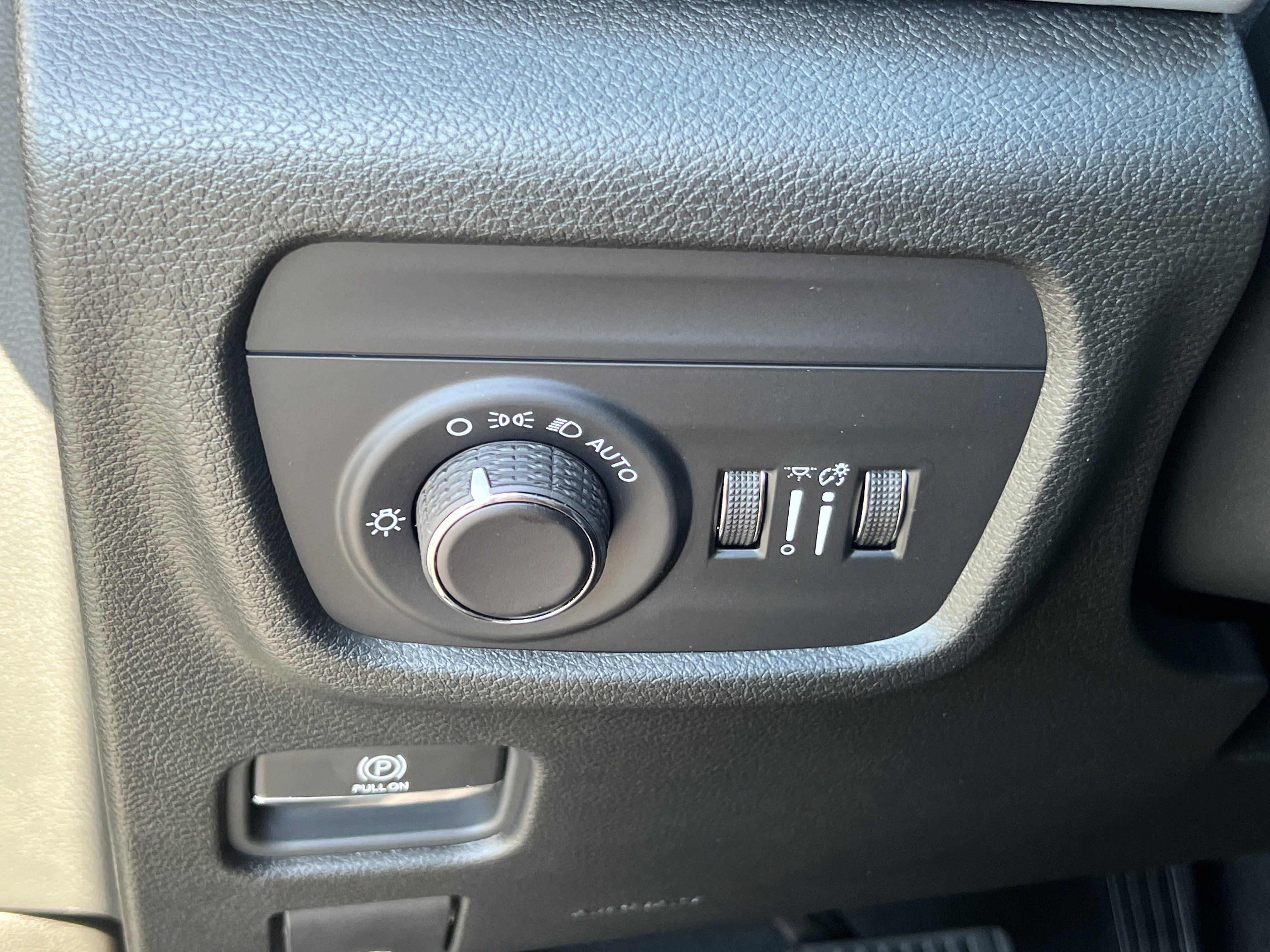 New 2026 Diamond Black Crystal Pearlcoat Jeep Laredo X image 28