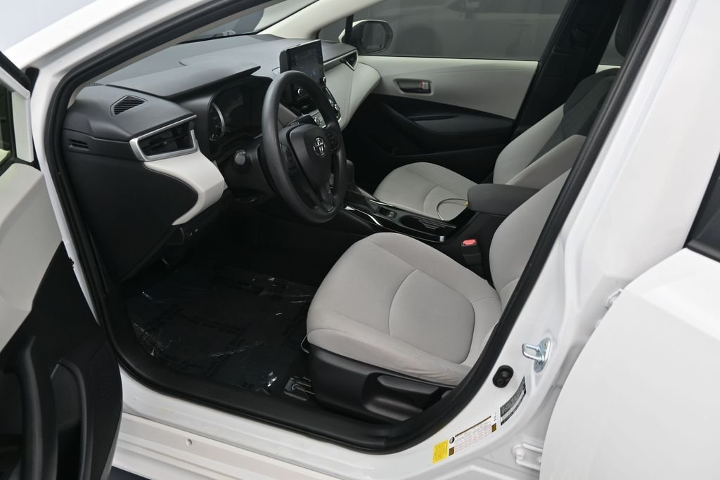 Used 2022 White Toyota LE image 15