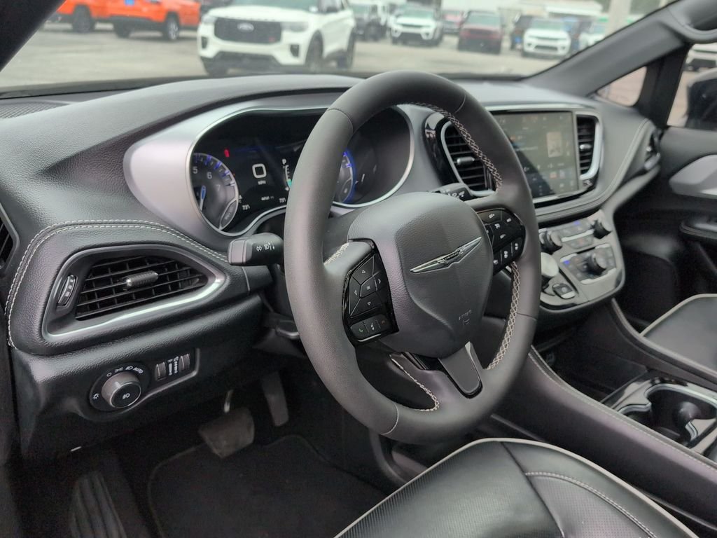 Used 2025 Black Chrysler Limited image 32