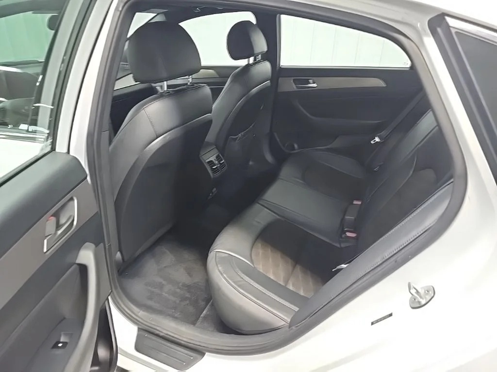 Used 2018 White Hyundai Sport+ image 33