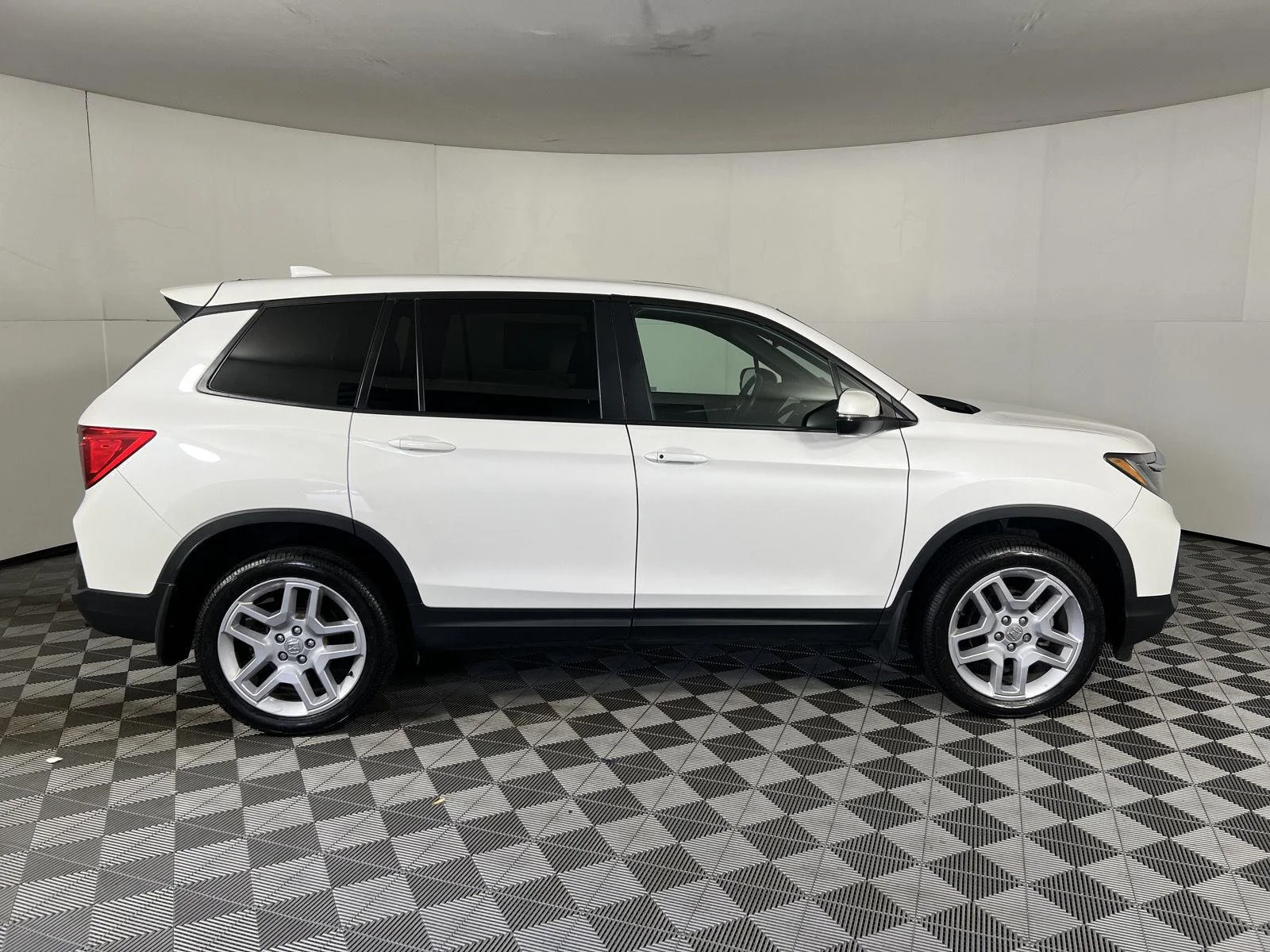 Used 2024 Platinum White Pearl Honda EX-L image 27