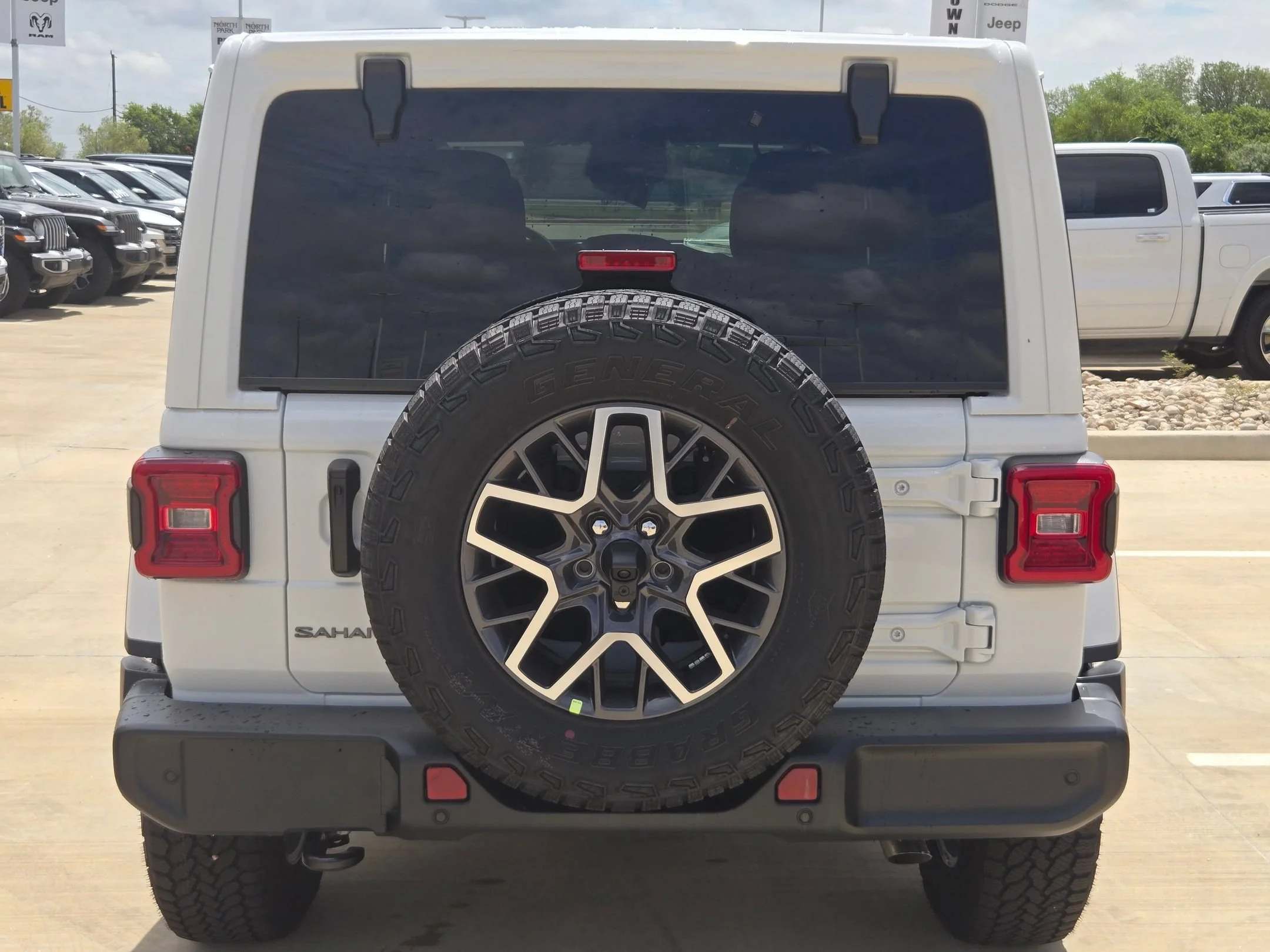 New 2026 Bright White Clear-Coat Exterior Paint Jeep Sahara image 4