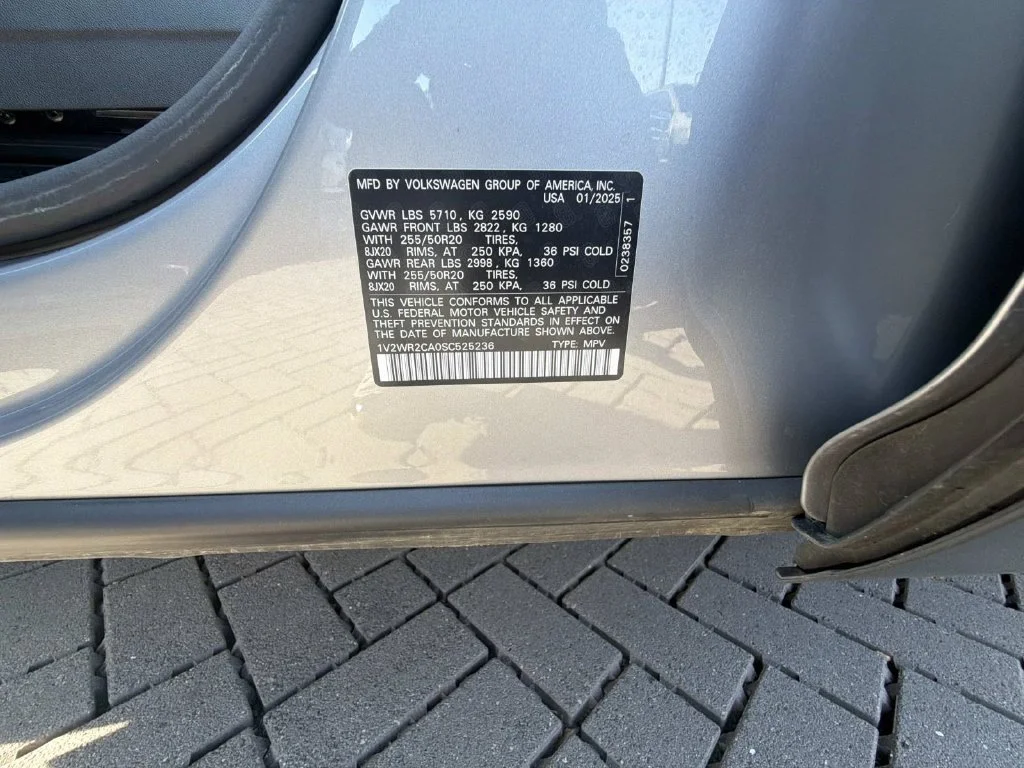 Used 2025  Volkswagen 2.0T SE w/Technology image 31