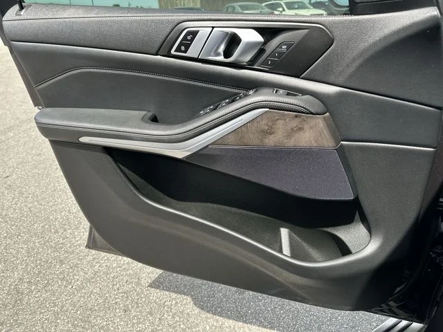 Used 2023 Gray BMW xDrive40i image 28