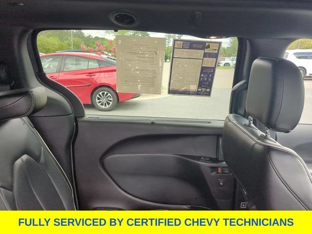 Used 2025 White Chrysler Limited image 37