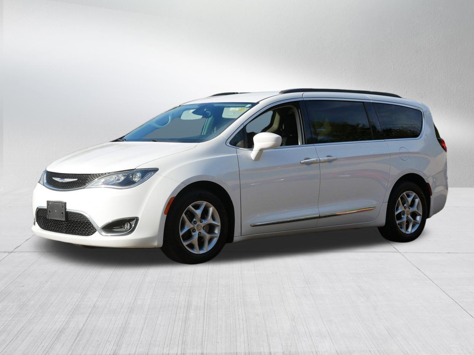 Used 2017 Bright White Clearcoat Chrysler Touring-L image 3