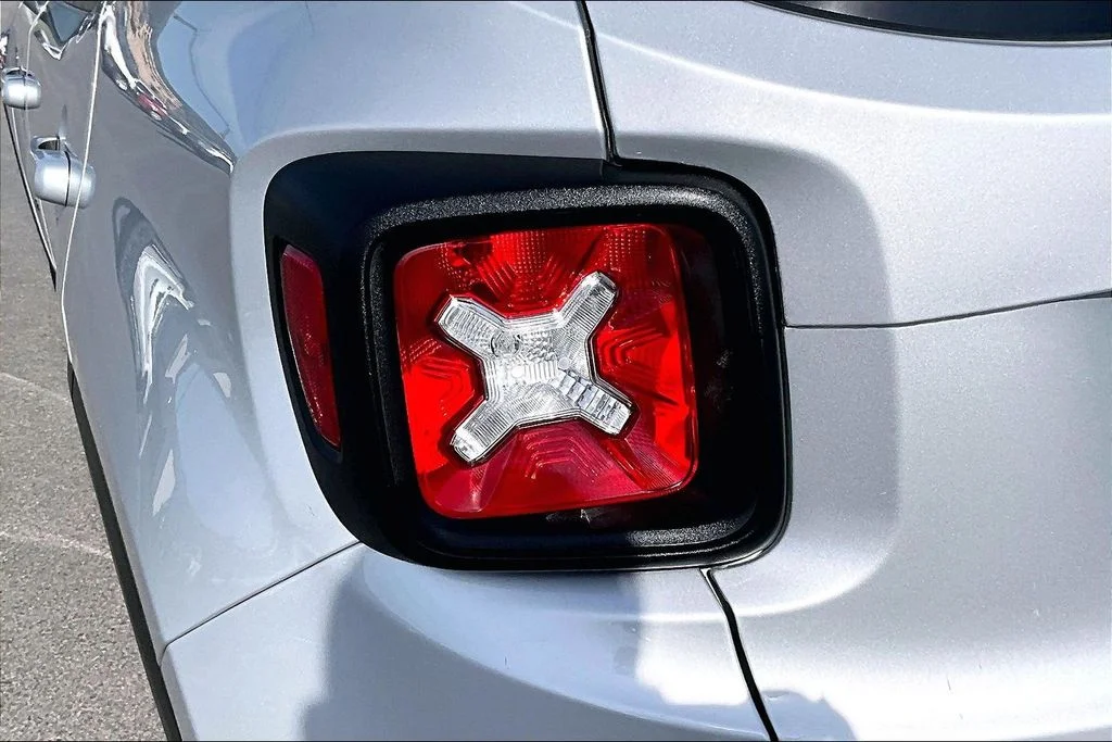 Used 2021 Silver Jeep Latitude image 29