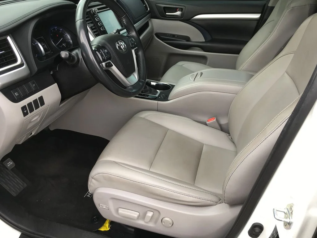 Used 2019 White Toyota XLE image 23