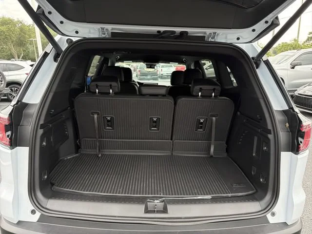 New 2026 Glacier White Tricoat GMC Elevation image 10