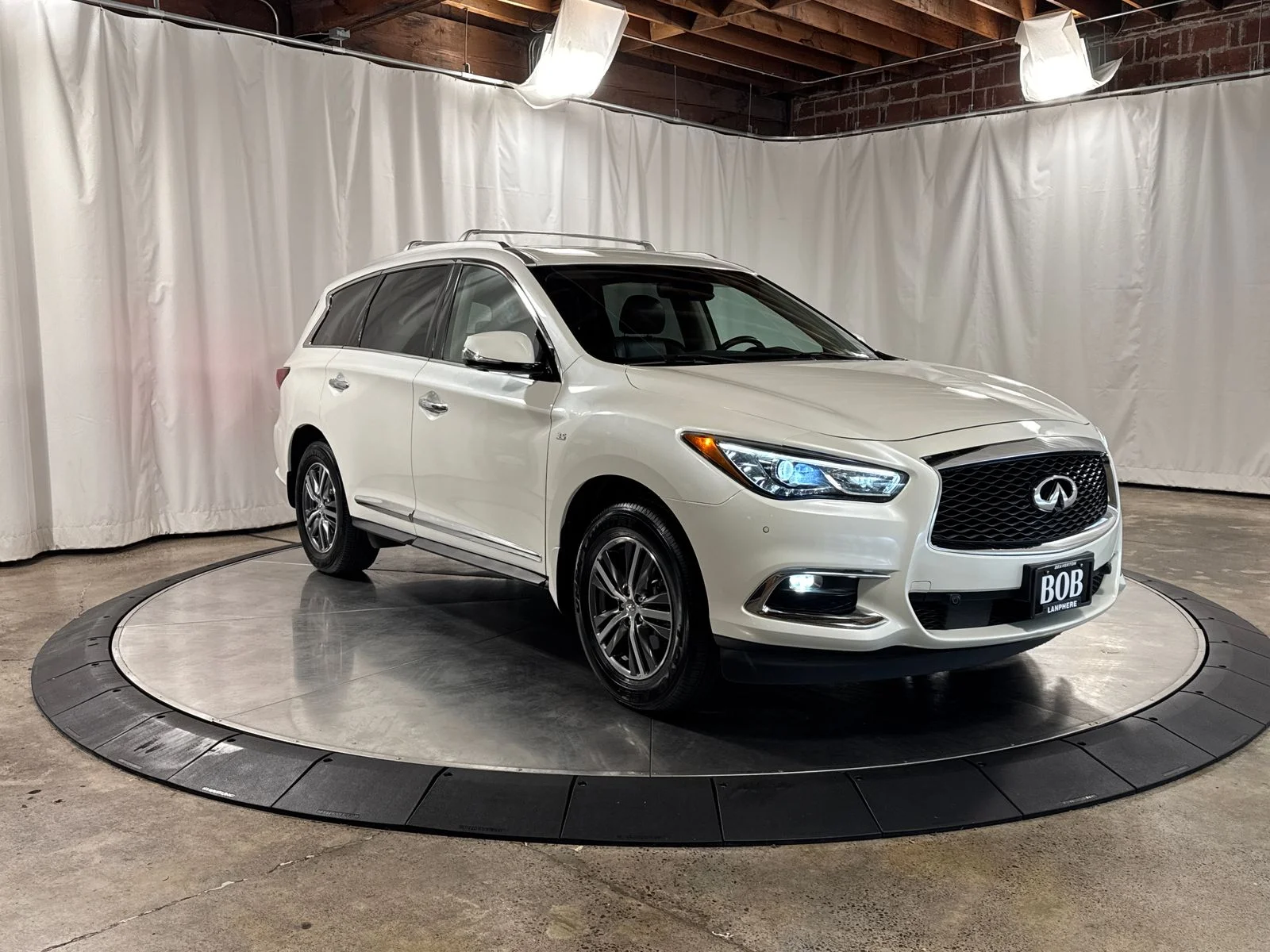 Used 2019 White INFINITI LUXE image 10